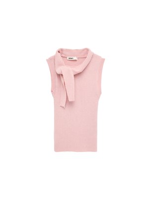 Haut rose sans manches en maille côtelée avec un col montant et un détail d'écharpe attachée, posé à plat sur un fond blanc.