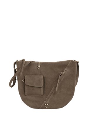 Borsa a tracolla in camoscio marrone con tasca frontale con pattina, tracolla regolabile, cerniera e piccolo emblema d'uccello argentato in basso a destra.