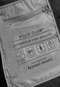 Wewnętrzna kieszeń kurtki na zamek, oznaczona napisem "Polo Club Outerwear High Quality" oraz ikonami oznaczającymi ultralekkość, dopasowany krój, dodatkowe ocieplenie i odporność na wodę.