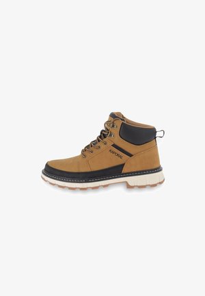 Bottines cheville noires et beiges avec une tige en daim texturé, semelle en caoutchouc et un laçage sur le devant. Comprend un col rembourré et un détail du logo sur le côté.