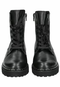 Botas negras de cuero con cordones que presentan un acabado suave, puntera redonda, cremalleras laterales y suela con plataforma adornada con tachuelas para un detalle adicional.