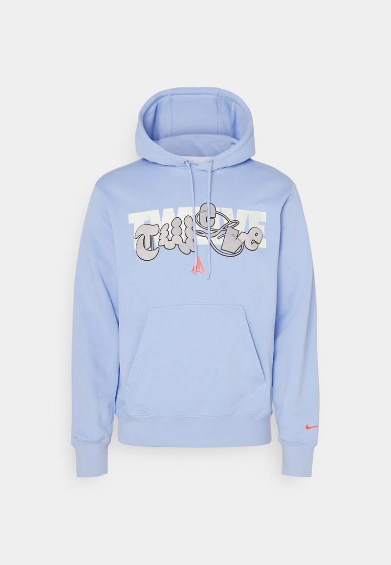 Sudadera azul claro de mezcla de algodón, con un gran estampado gráfico en texto "TWELVE" en blanco y contorno colorido, y un bolsillo frontal. Logo rojo de Nike en la manga.