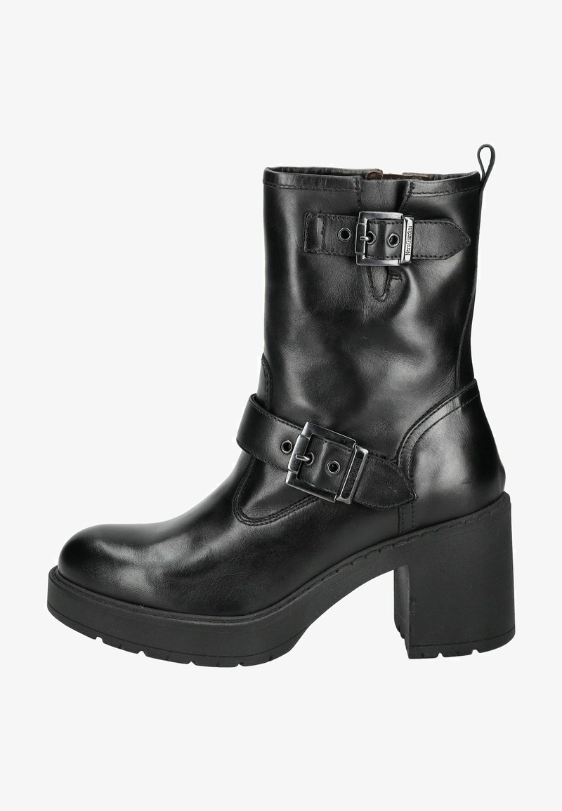 Botte de cheville en cuir noir avec un bout arrondi, un talon épais, des accents à double boucle et une fermeture éclair sur le côté.