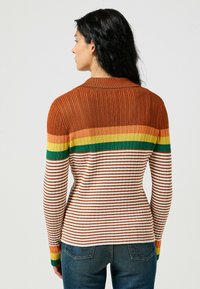 Maglione a maniche lunghe a costine in tonalità terrose di marrone, arancione, verde e giallo, con strisce orizzontali e un design del colletto.