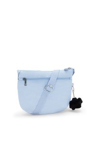 Borsa a tracolla azzurro chiaro realizzata in tessuto liscio, con chiusura a zip, tracolla regolabile e dettaglio charm a pompon nero.