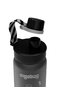 Schwarze Sport-Trinkflasche mit schwarzem Deckel und grauen Akzenten. Enthält einen gestreiften Gurt, einen Ausguss und ein graviertes Design am Körper.