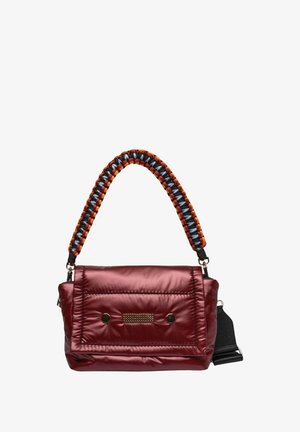Bordeaux gekwijld handtas met een gevlochten meerkleurige schouderband, voorzien van goudkleurige hardware en een getextureerd voorpaneel.