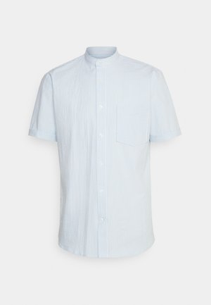 Camisa de manga corta de rayas azul claro con cuello mao, cierre de botones y un bolsillo en el pecho. Fabricada con tejido ligero.