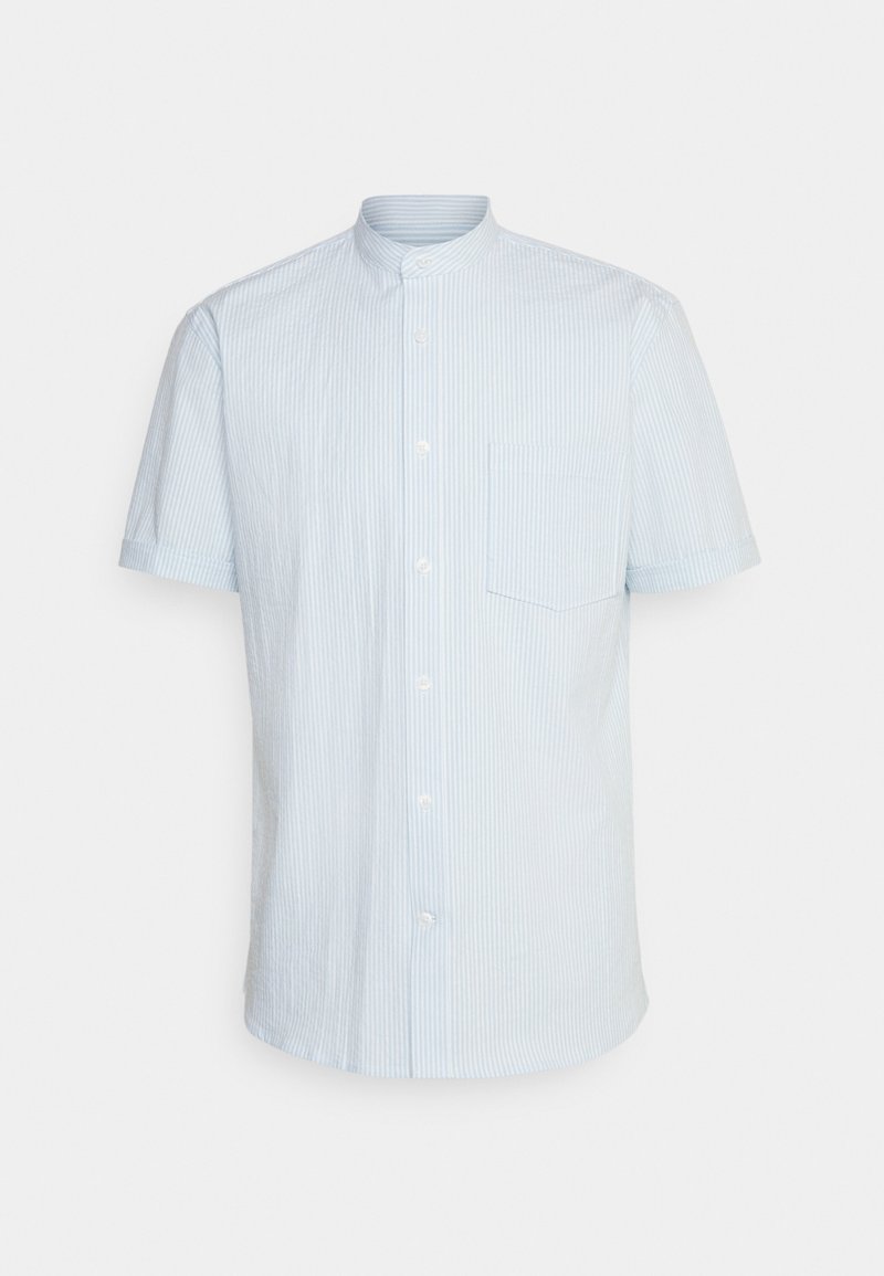 Camicia a maniche corte di colore azzurro chiaro a righe con colletto alla mandarino, chiusura con bottoni e una tasca sul petto. Realizzata in tessuto leggero.