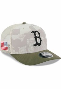 Tarnkappen mit gewölbtem Schirm; beige, grün und grau. Auf der Seite befindet sich ein schwarzes, gesticktes "B" sowie ein Patch mit der amerikanischen Flagge.