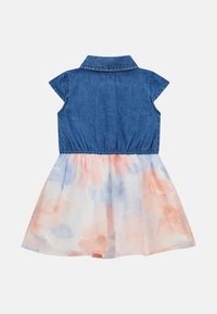 Denim felsőruha galléros nyakkivágással, rövid ujjakkal, rugalmas derékkal és pasztell virágmintás szoknyával, amely könnyű anyagból készült.