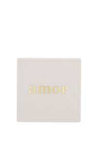 Scatola quadrata di un rosa chiaro con una finitura liscia. La parola "amor" è stampata in oro, centrata sul davanti. Design semplice e minimalista.