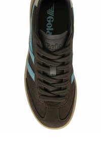 Braune und blaue Gola-Sneaker mit Obermaterial aus Wildleder, hellbrauner Sohle und schwarzen Schnürsenkeln, von oben betrachtet.