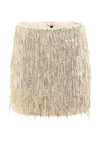 Mini-jupe beige recouverte de franges de sequins verticaux dorés et argentés, dotée d'une taille étroite et d'une étiquette de la marque GUESS à l'intérieur.