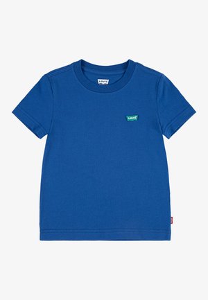 Niebieska koszulka Levi’s z krótkim rękawem, dekoltem typu crew i małą zieloną naszywką z logo Levi’s na lewej piersi na białym tle.