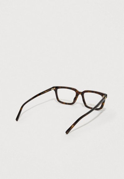 Gafas con montura de carey y lentes rectangulares, que presentan patillas finas y sutiles acentos dorados en las bisagras.