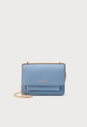 Mėlyna tekstūruota odinė rankinė per petį su auksiniu grandinėlės dirželiu ir „Michael Kors“ logotipu ant priekinio flapo.