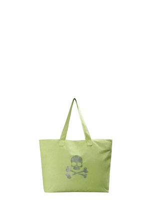 Bolsa tote de color verde claro con dos asas y un diseño plateado de calavera y huesos cruzados en el frente, sobre un fondo blanco.