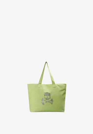 Bolsa tote de color verde claro con dos asas y un diseño plateado de calavera y huesos cruzados en el frente, sobre un fondo blanco.