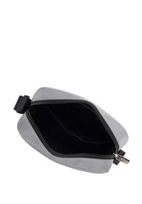 Grau strukturierte Tasche mit einem Reißverschluss, ausgestattet mit einem schwarzen Innenfutter. Kompakte, abgerundete Form mit einem stabilen schwarzen Reißverschluss-Zipper.