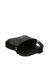 Borsa a tracolla nera in pelle con una texture liscia, hardware dorato, chiusura a patta e tracolla removibile. L'interno è dotato di più tasche.