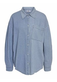 Chemise en denim avec des nuances de bleu mélangées ; un côté uni, l'autre avec des rayures verticales blanches. Comprend un col, des boutons et une poche poitrine.