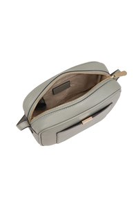 Lichtgrijze leren handtas met een ritssluiting, een platte voorzak en gouden hardware. Het interieur heeft een gladde stoffen voering.