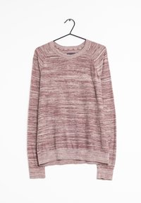 Bordowy sweter z teksturowanym, stonowanym paskowanym wzorem, okrągłym dekoltem i długimi rękawami, zawieszony na czarnym haczyku na białym tle.