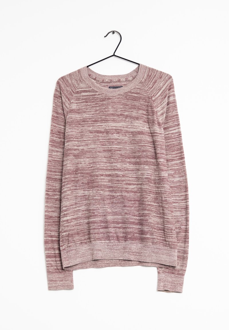 Bordowy sweter z teksturowanym, stonowanym paskowanym wzorem, okrągłym dekoltem i długimi rękawami, zawieszony na czarnym haczyku na białym tle.