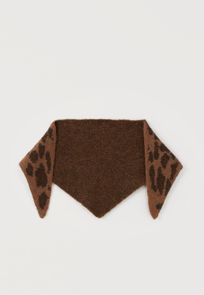 Écharpe triangulaire marron tricotée avec imprimé léopard marron foncé aux deux extrémités pointues sur fond blanc.