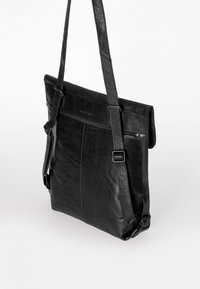 Borsa tote in pelle nera con spalline regolabili, dotata di pattina pieghevole, scomparto con cerniera e finitura liscia e strutturata.