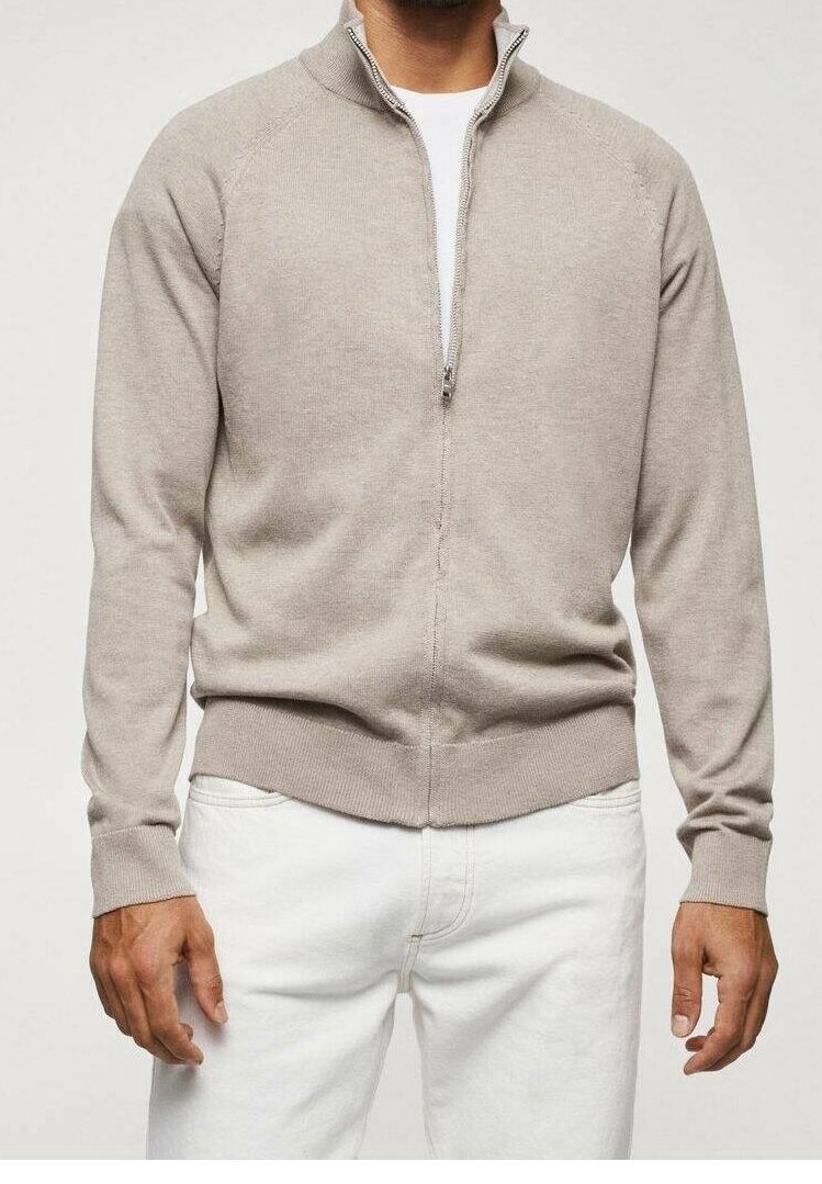 Maglione zip-up beige chiaro con colletto alto, polsini e orlo a coste, caratterizzato da una texture liscia e maniche raglan.