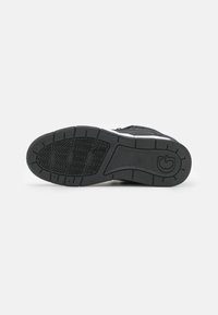 Guess Vysoké tenisky - black