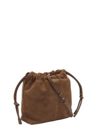 Borsa a tracolla in suede marrone con coulisse, dotata di una tracolla in pelle regolabile e chiusura a soffietto, su sfondo bianco.