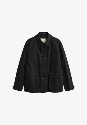 Zwarte jas met knopen, klepzakken, verstelbare polsbandjes en een klassieke kraag, getoond tegen een witte achtergrond.