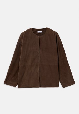 Veste en suède marron avec un col rond, des manches longues et une fermeture à l'avant. Texture lisse et design minimaliste sans motifs visibles.