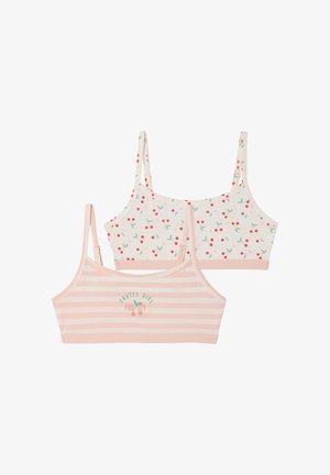 Crop-Tops für zwei Mädchen mit dünnen Trägern; eines hat rosa und cremefarbene Streifen mit dem Text "Pretty Girl Fruity" und Kirschen, das andere ist cremefarben mit rotem Kirschenmuster.