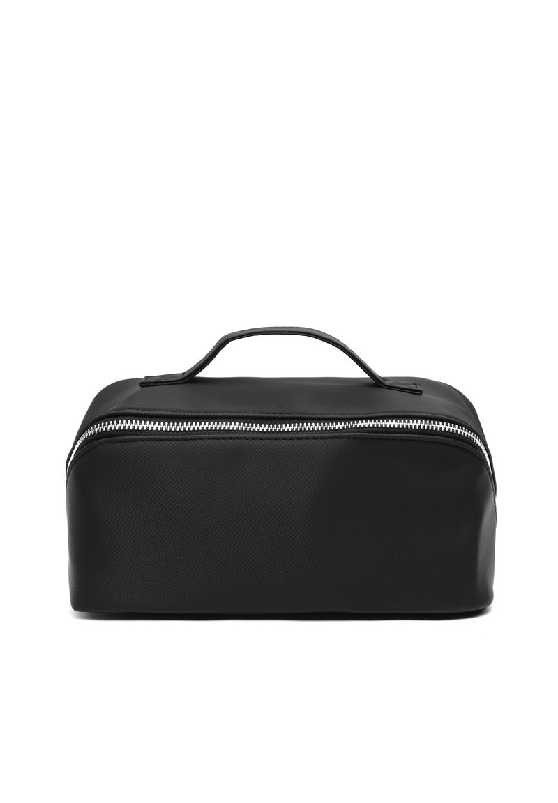 Borsa nera in nylon di forma rettangolare, con un manico superiore singolo e una zip argentata lungo la parte frontale. Texture liscia e design minimale.