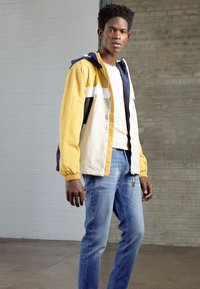 Tommy Jeans SLIM JASPE CREW NECK - Basic póló - savannah sand