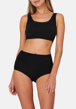 Zwarte katoenen bralette met een vierkante halslijn en brede banden, gecombineerd met hoge zwarte katoenen slips. Zachte textuur, eenvoudig ontwerp.