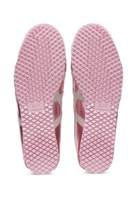 Sneaker rosa in gomma con suola testurizzata a motivo diamante, dettagli bianchi e logo etichettato "Onitsuka Tiger."