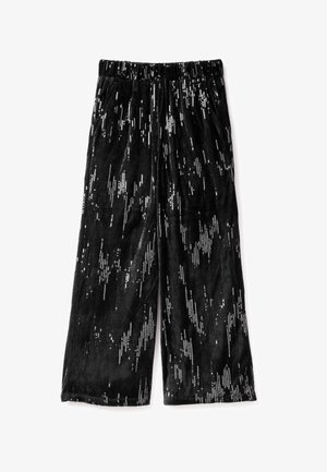 Zwarte, fluwelen broek met wijde pijpen en een elastische tailleband, voorzien van een paillettenpatroon dat diagonale lijnen over de stof vormt.