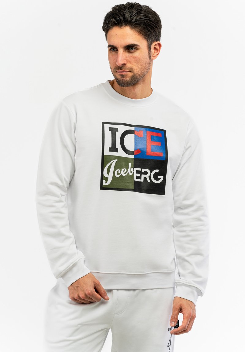 Felpa bianca con maniche lunghe, caratterizzata da un logo a blocchi multicolore con "ICE" e "Iceberg" in un typografia in grassetto. Tessuto morbido.