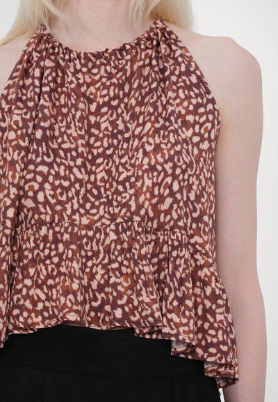 Haut à motif animal marron et crème avec un col halter et un ourlet volanté évasé ; fabriqué en tissu léger.