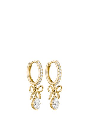 Goldene Creolen mit kleinen Diamanten, jeweils mit einem Schleifenanhänger und einem hängenden birnenförmigen Diamanten.