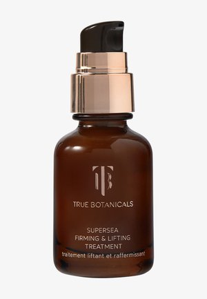Flacon en verre marron avec pompe dorée étiqueté True Botanicals Traitement raffermissant et liftant Supersea.