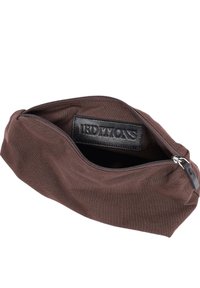 Pochette en tissu marron avec une fermeture éclair noire partiellement ouverte, dévoilant une étiquette en cuir noir avec un texte embossé à l'intérieur.