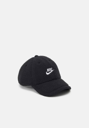 Casquette noire Nike en tissu texturé avec une visière incurvée, présentant un logo Nike blanc brodé et le swoosh au centre avant.