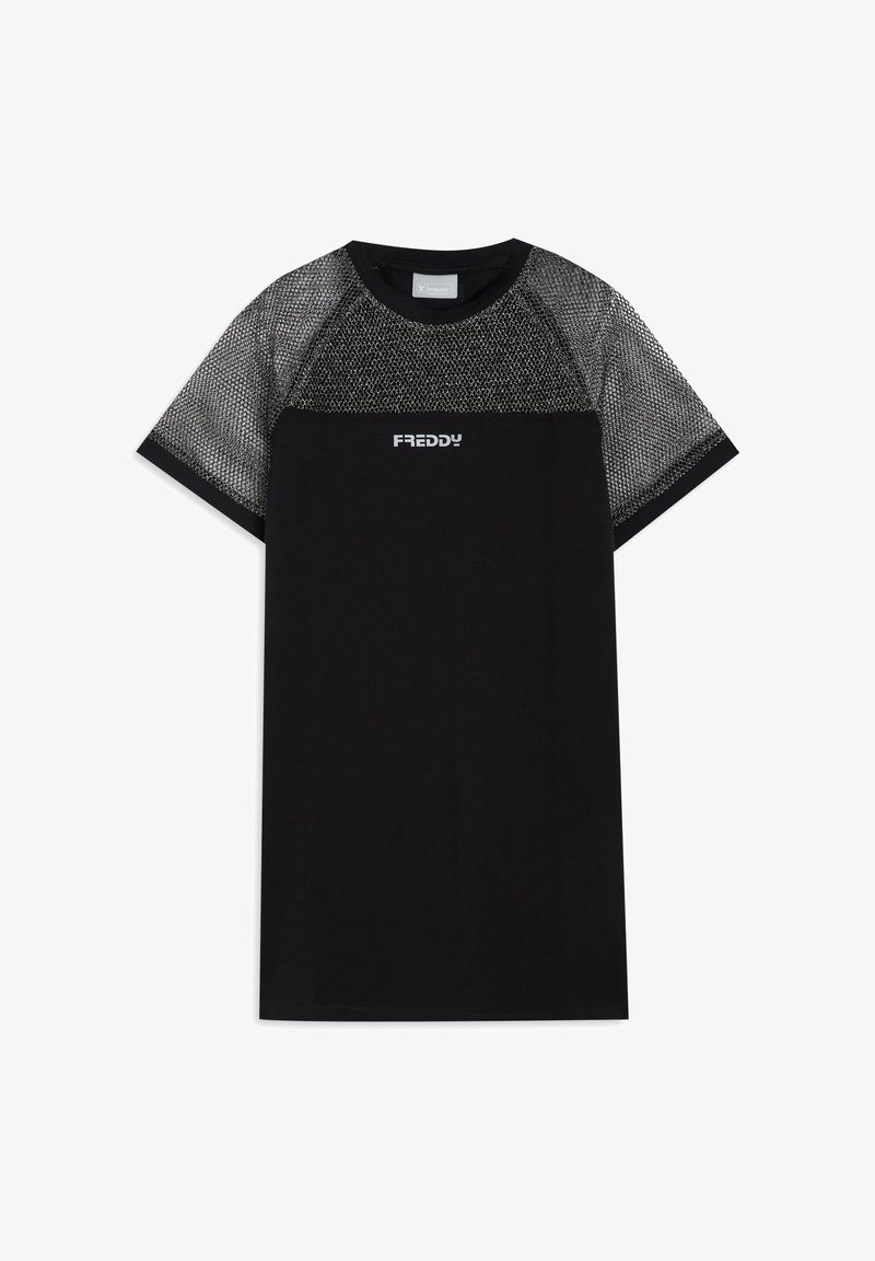 Camiseta negra de algodón con un panel de malla texturizada en los hombros y la parte superior del pecho. Presenta el logo "FREDDY" en letras blancas.