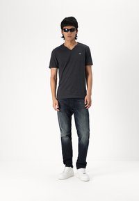 GAP EVERYDAY MICRO LOGO VEE - Basic póló - charcoal